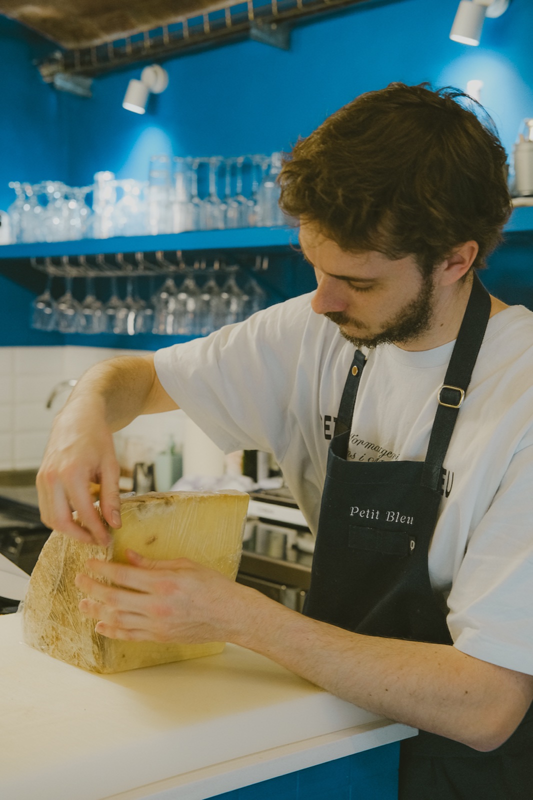 Julien coupant le fromage — Petit Bleu