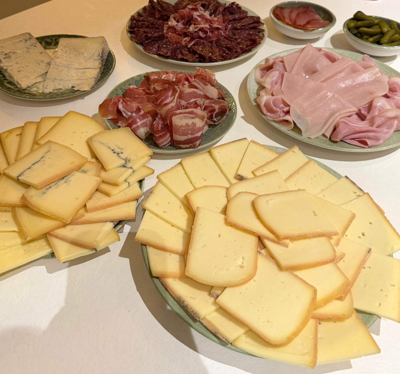 Raclette preparada con acompañamientos — Petit Bleu